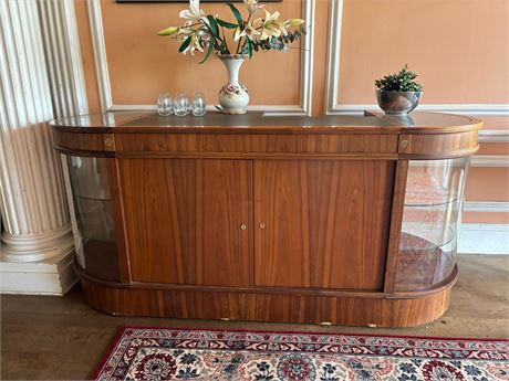 A LARGE GUN ROOM COUNTER DISPLAY CABINET
