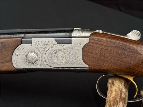 A BERETTA 20 BORE OVER AND UNDER SHOTGUN