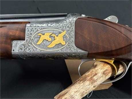 A FINE VIRTUALLY UNUSED BROWNING B25 'BLACK DUCK' 12 BORE OVER AND UNDER SHOTGUN