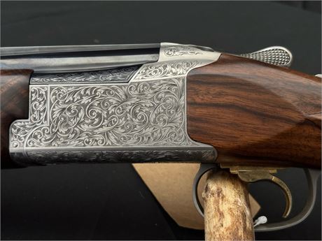 A FINE BROWNING 725 G5 12 BORE OVER AND UNDER SHOTGUN