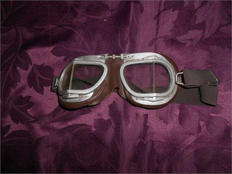 A PAIR OF Mk 8 TYPE GOGGLES AS USED IN WW2